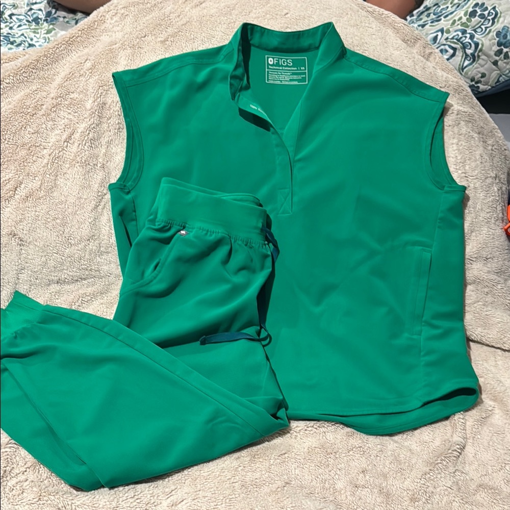 FIGS Evergreen Women’s scrub set